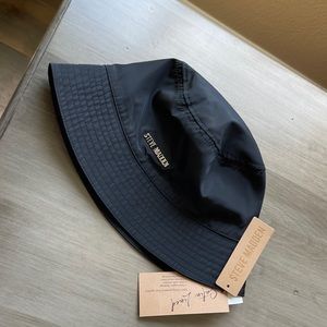 STEVE MADDEN Satin Lined Nylon Bucket Hat w Logo and stitching Black
